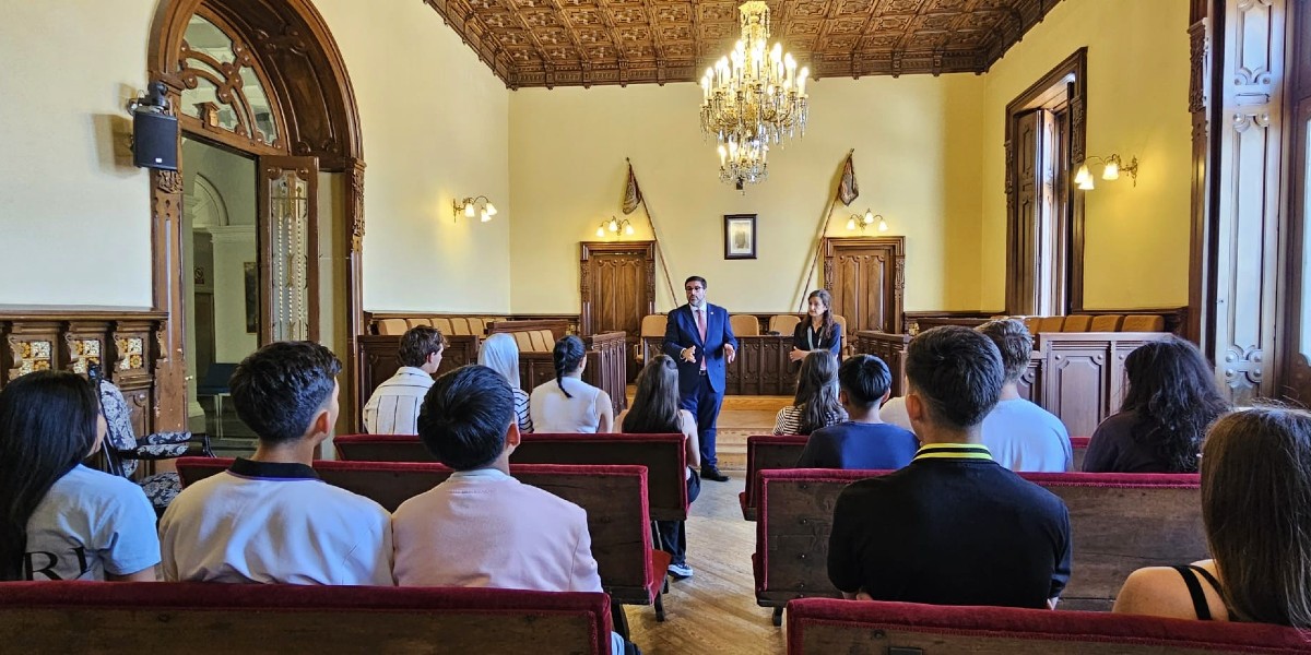Alumnos del IES Alonso de Madrigal recibidos por el alcalde de &Aacute;vila.