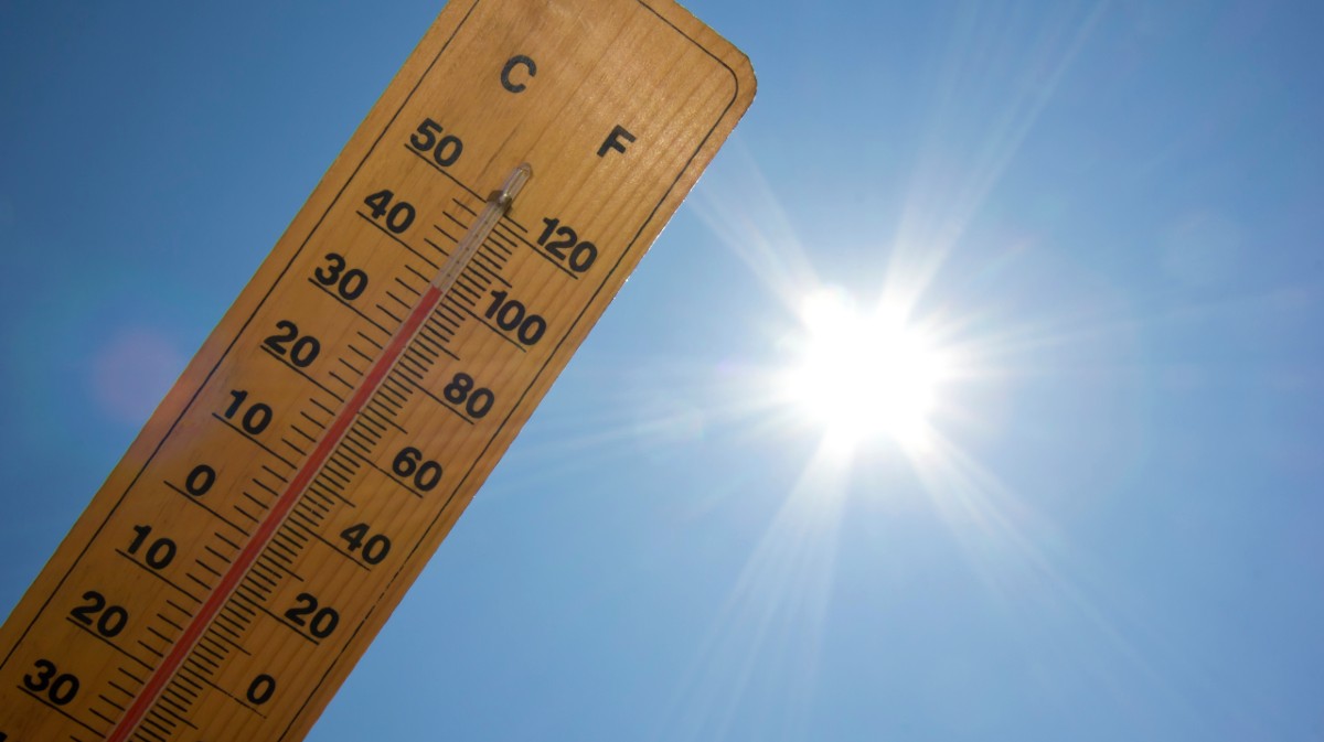 Term&oacute;metro bajo el calor.