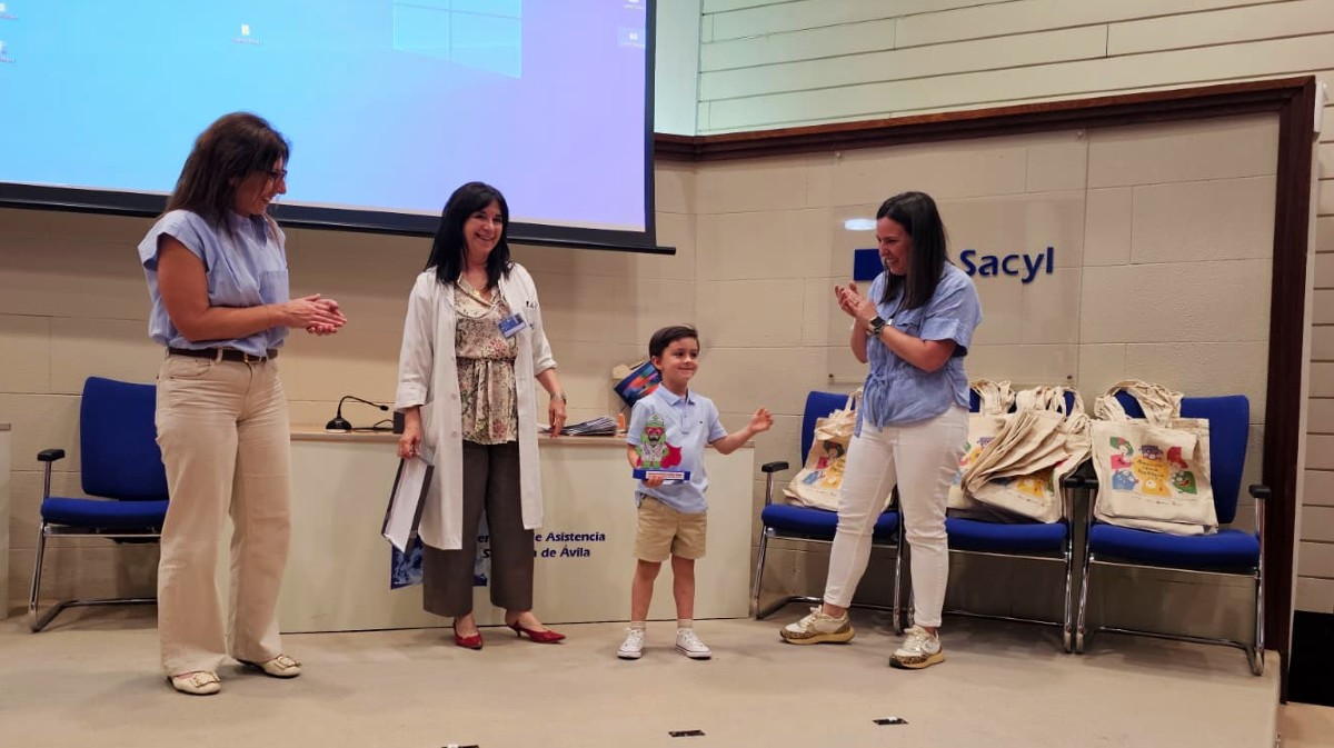 Entrega del premio al ni&ntilde;o creador de Salud&iacute;n.