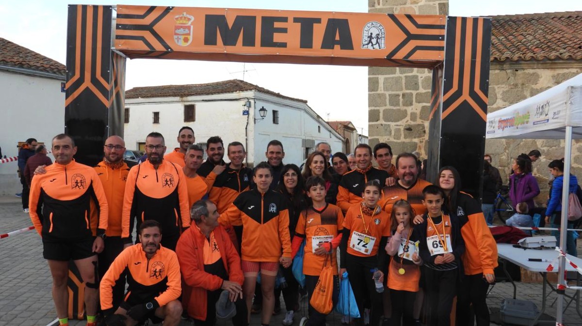 Participantes en la carrera y marcha solidaria de Villaflor en 2025.