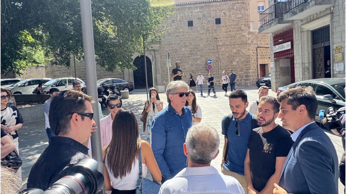 Carlos Mart&iacute;nez, secretario del PSOE en CyL y Carlos Montesino, secretario del PSOE en &Aacute;vila hablando con agentes medioambientales