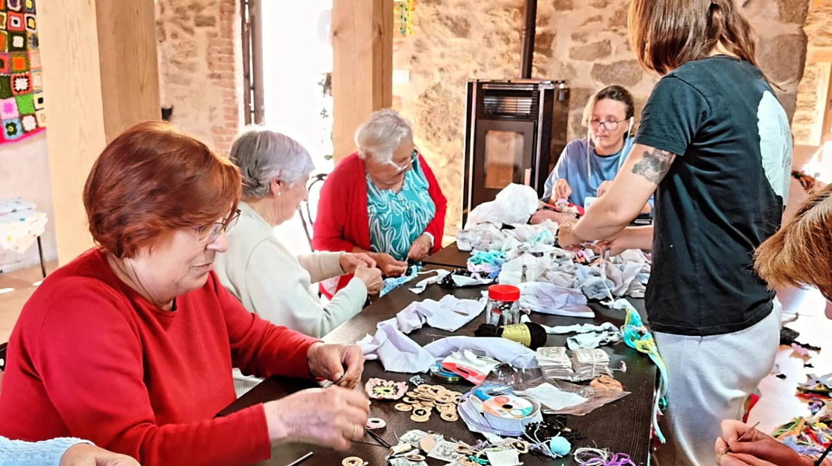 Vecinas participando en los talleres textiles en El Losar del Barco.