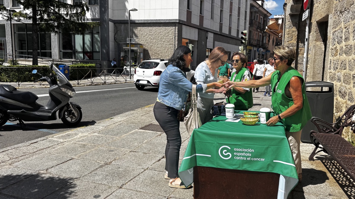 Mesa de cuestaci&oacute;n en la plaza de Santa Ana