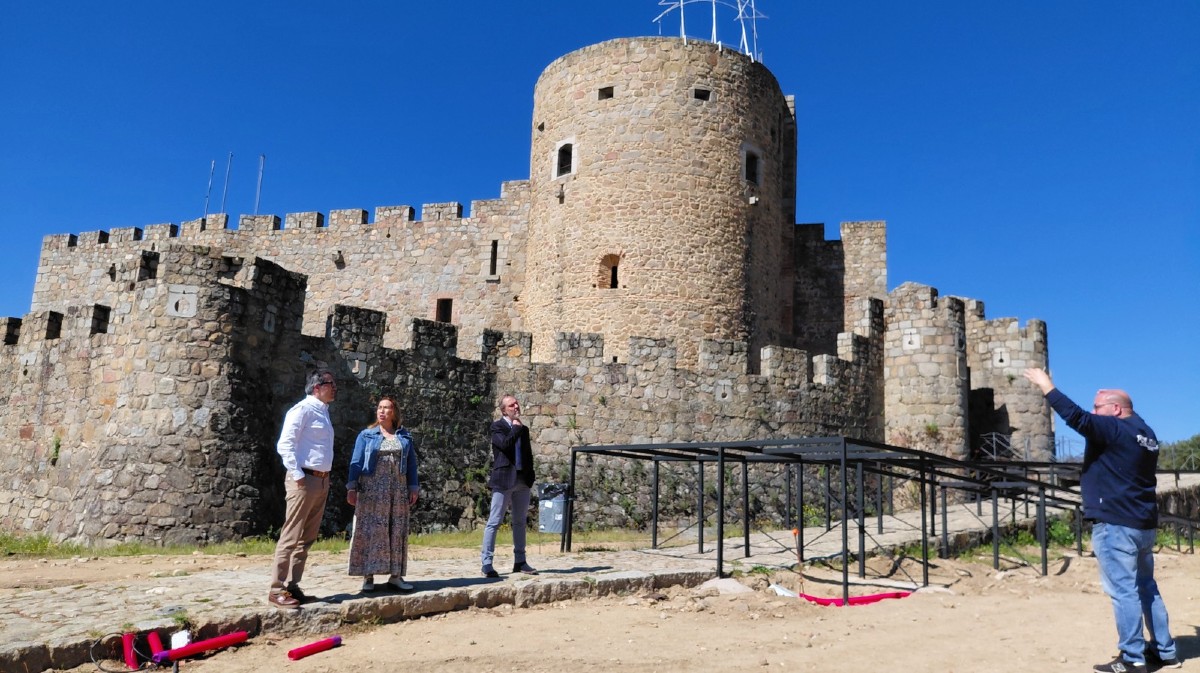 Visita del subdelegado del Gobierno al castillo de La Adrada.