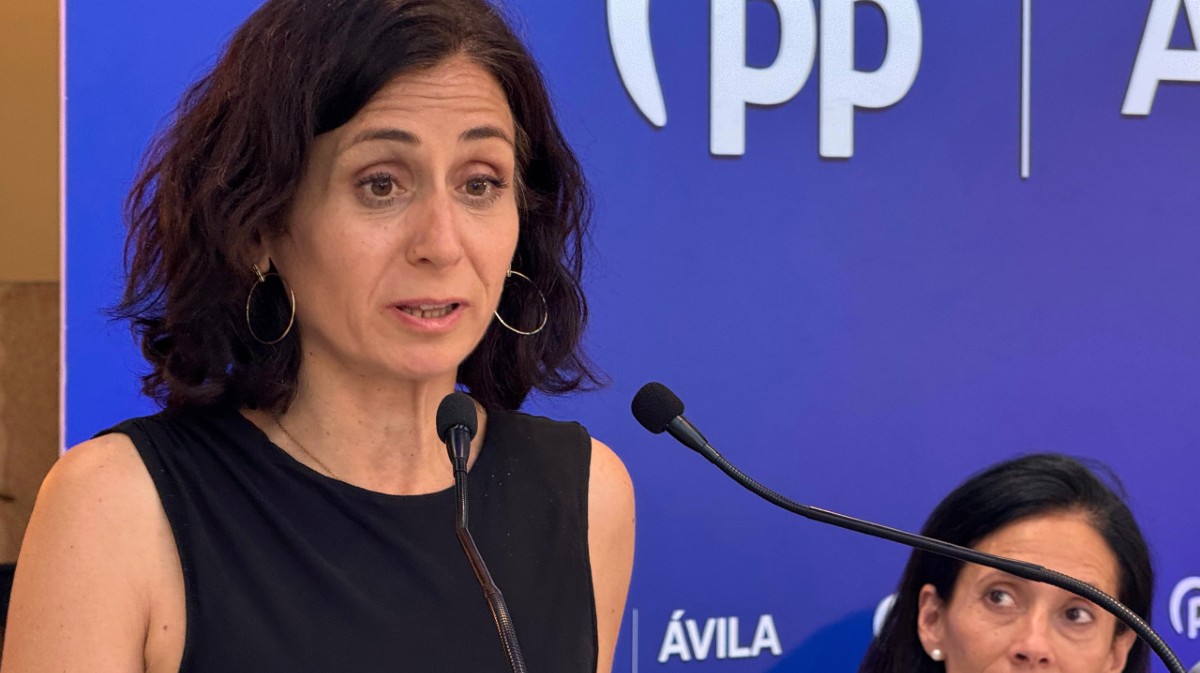Cristina Sanchidri&aacute;n interviene en la junta directiva del PP de &Aacute;vila.