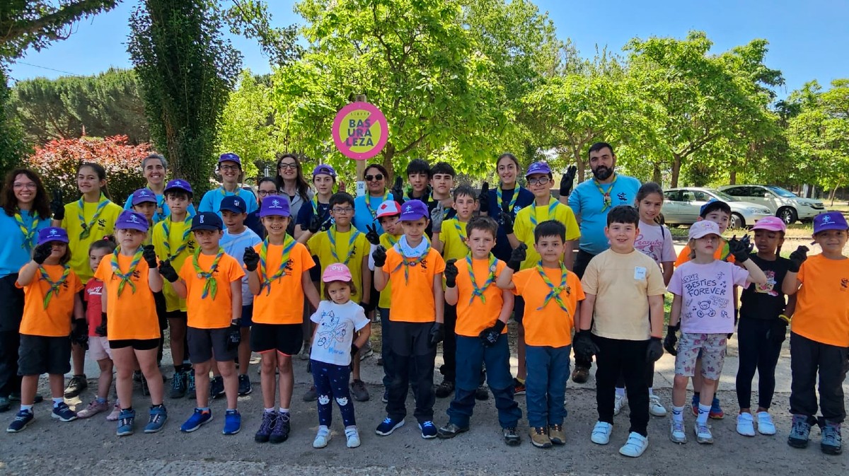 Jornada de recogida de basuras del Grupo Scouts Gredos en el parque de El Soto.