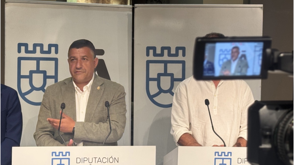Carlos García presume que las líneas de autobús se mantendrán gracias a la presión del PP