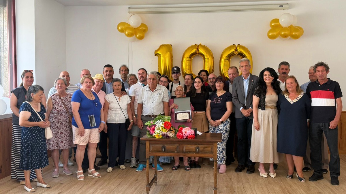 Cepeda la Mora rinde homenaje a la centenaria Vitoriana Sánchez