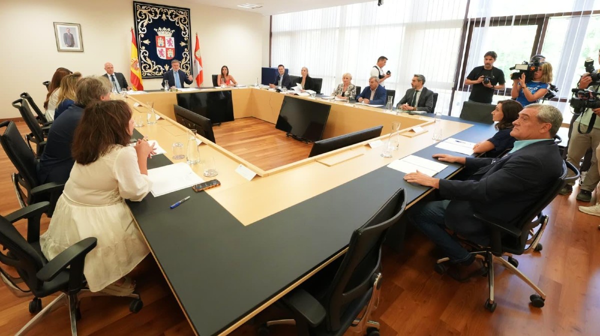 Reuni&oacute;n en las Cortes previa a la constituci&oacute;n de las comisiones en las Cortes.