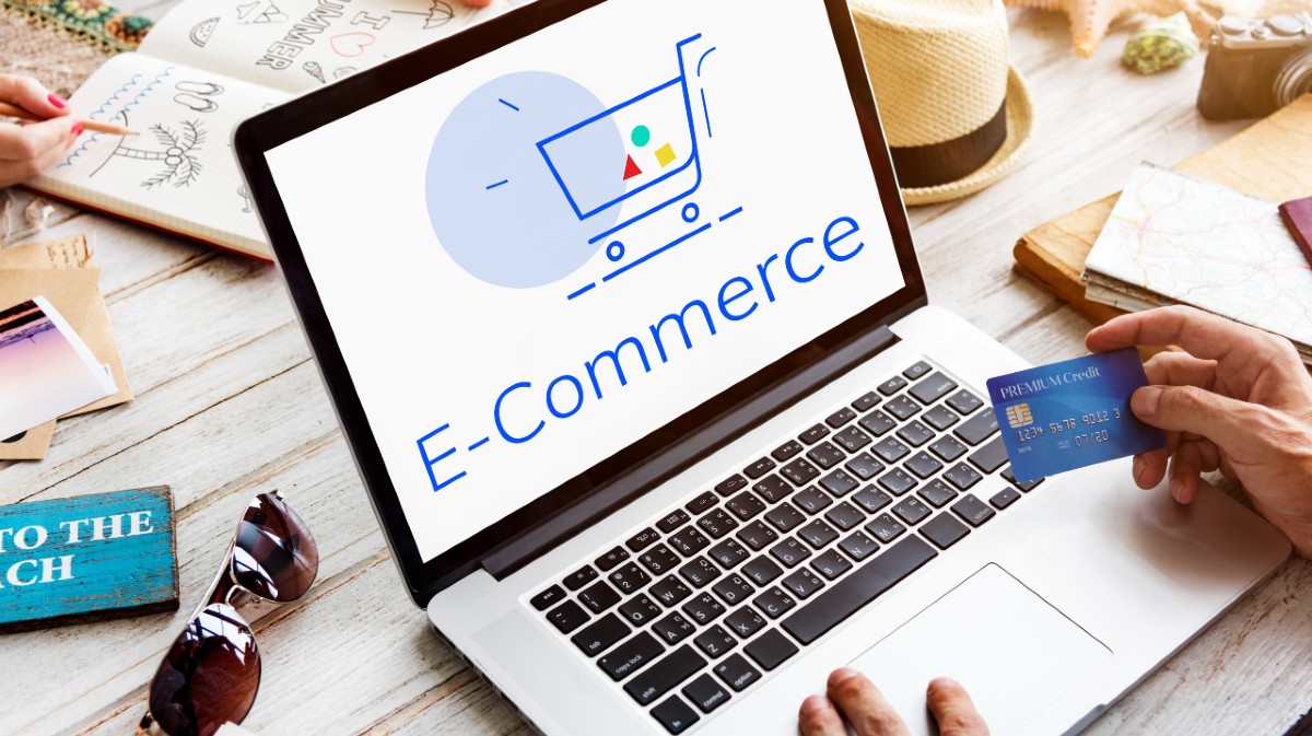Un consumidor efect&uacute;a una compra en un comercio electr&oacute;nico.