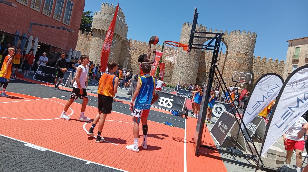 Baloncesto 3x3 Street Basket Tour en el centro de &Aacute;vila.