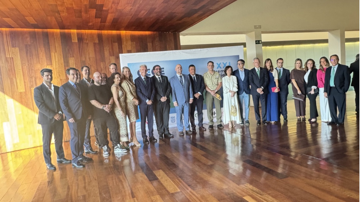 Premiados y autoridades en los premios de CEOE &Aacute;vila
