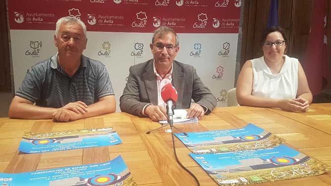 Jos&eacute; Mar&iacute;a Rioja, vicepte.Federaci&oacute;n Espa&ntilde;ola de Tiro con Arco y de CyL; F&eacute;lix Meneses, concejal de Deportes; y Azucena Garc&iacute;a, secretaria de la federaci&oacute;n.