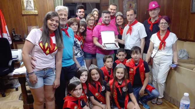 Miembros de La Queda, con reina y representantes de los colegios tras el pregón.