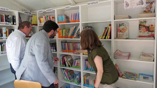 El alcalde en la caseta de 'Lee en verano' de la avenida Juan Pablo II.