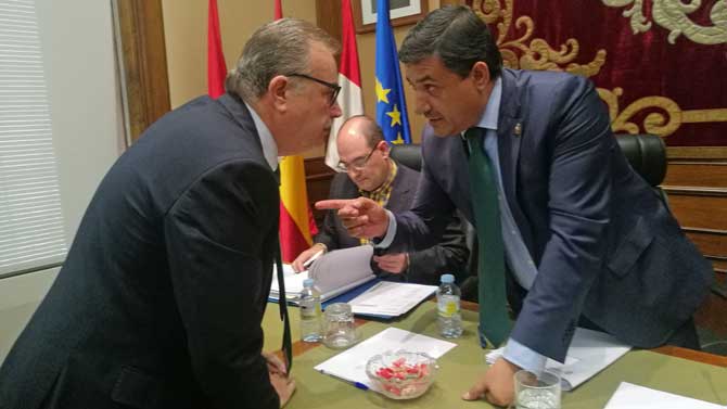 Pedro Cabrero y Carlos García conversan antes de comenzar el pleno de la Diputación.