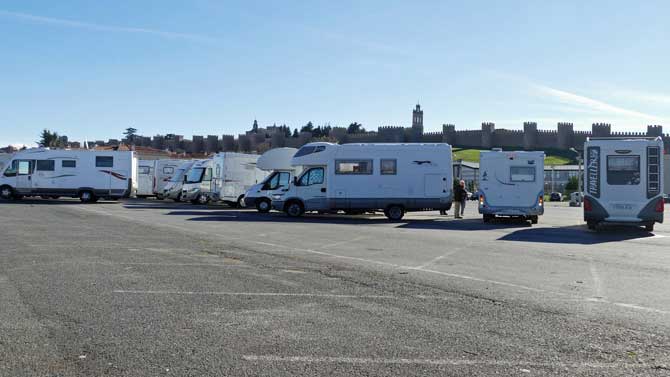 Autocaravanas en el aparcamiento del Lienzo Norte.