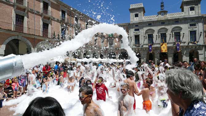 Imagen de archivo de una fiesta infantil de la espuma.
