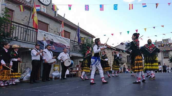 Festival folclórico de Hoyocasero.