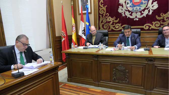 Pedro Cabrero, vicepresidente pririmero (izquierda) en el pleno de la Diputaci&oacute;n.
