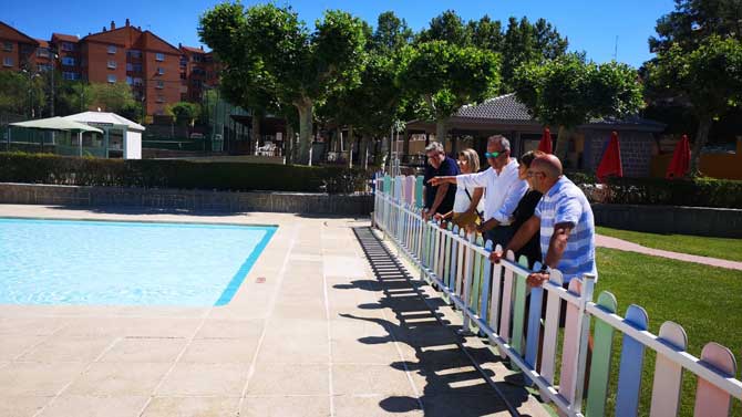 Visita de los concejales del PSOE a la piscina de la Ciudad Deportiva.