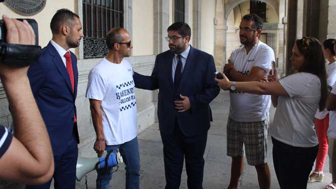 El alcalde conversa con policías locales antes del pleno.