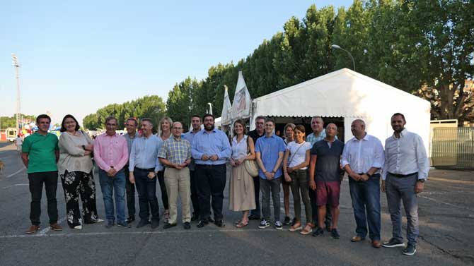 Alcalde y concejales en la apertura de las casetas de las fiestas.