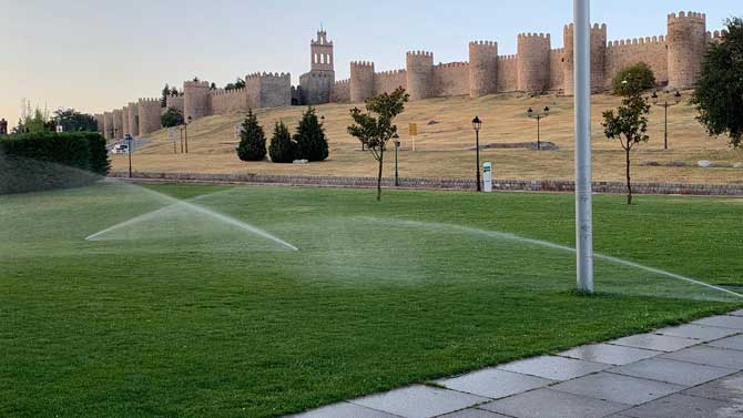 Riego ante el Lienzo Norte en una imagen tomada a las 7 horas del martes.