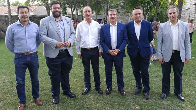 El presidente de los taxistas, Luis Miguel Martín (tercero izquierda), con autoridades.