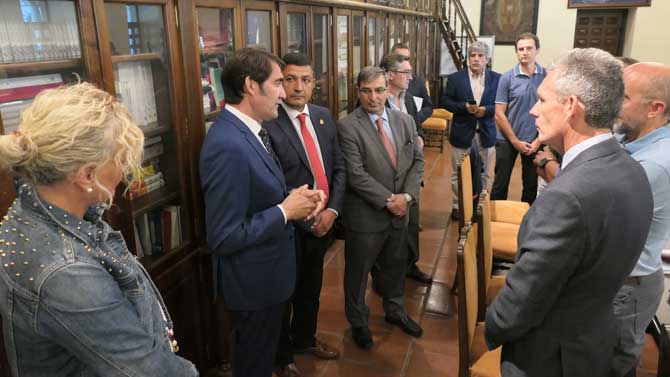 Su&aacute;rez-Qui&ntilde;ones con miembros del Centro de Mando contra incendios.