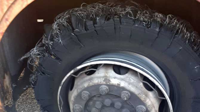 Rueda reventada con la que llegó a Ávila el bus de Madrid el 16 de julio.