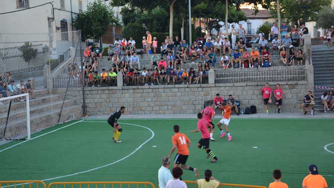 Marat&oacute;n de f&uacute;tbol-sala en la plaza de Burgohondo.
