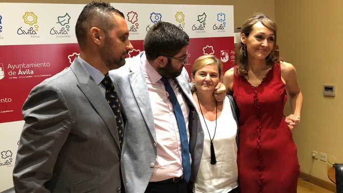 Roc&iacute;o del Monte (segunda derecha) entre el alcalde y dos tenientes de alcalde.