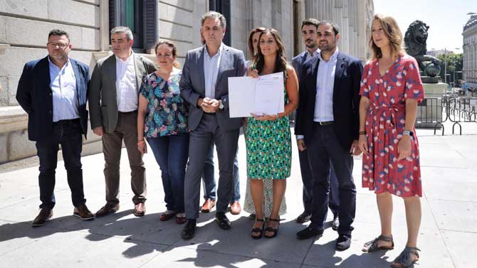 Manuel Hern&aacute;ndez (tercero derecha) entre parlamentarios de Ciudadanos.