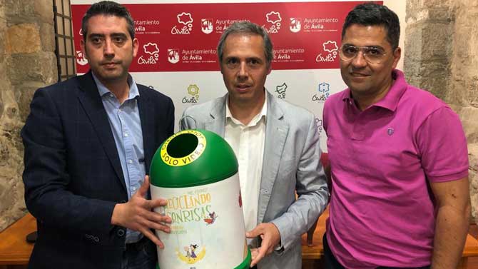 Alberto Burgos, concejal de Medio Ambiente; Juan Carlos Corbacho, teniente de alcalde de Urbanismo; y José Carlos Agustina, gerente de Ecovidrio.