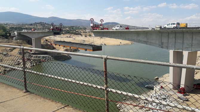 Colocación de la pieza central del puente de la Gaznata.