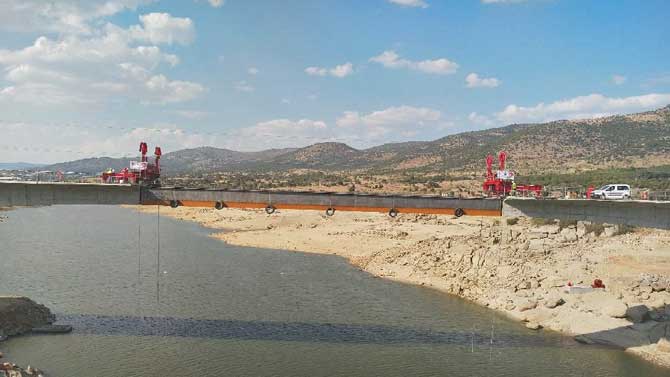 Colocación de la última pieza del puente de la Gaznata.