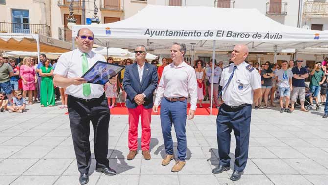 Los alcaldes de El Barco y Las Navas en el encuentro de las bandas de ambas localidades.