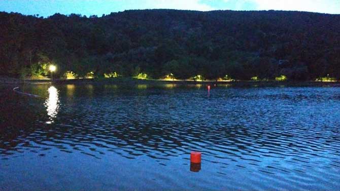 Iluminación del pantano de Ríocuevas, en Arenas de San Pedro.