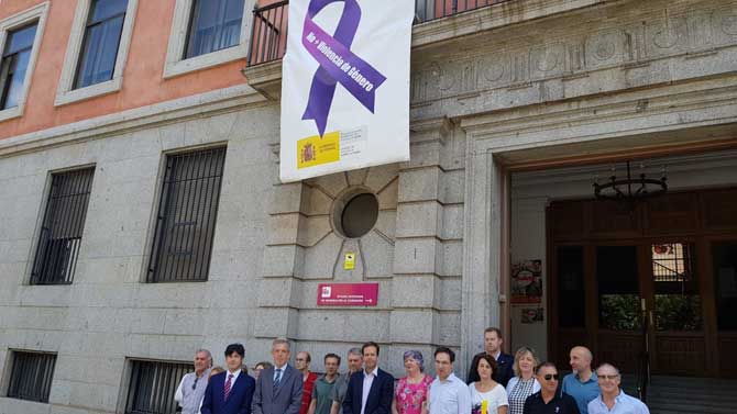 Minuto de silencio ante la Subdelegación del Gobierno de Ávila,