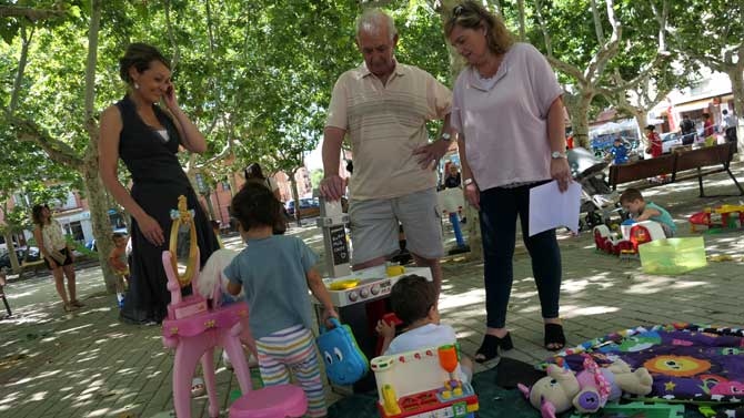 Las concejalas Ángela García y Rocío del Monte en las actividades de las ludotecas en los jardines.