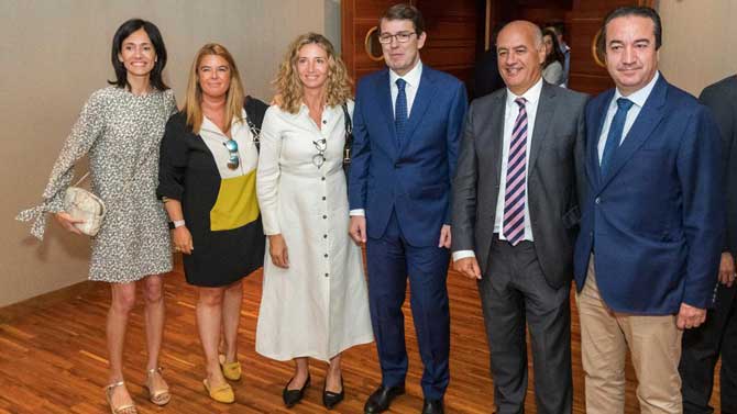 Mañuieco con los procuradores por Ávila y dos parlamentarias nacionales.