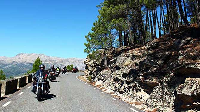 Motoristas en una carretera de Gredos.