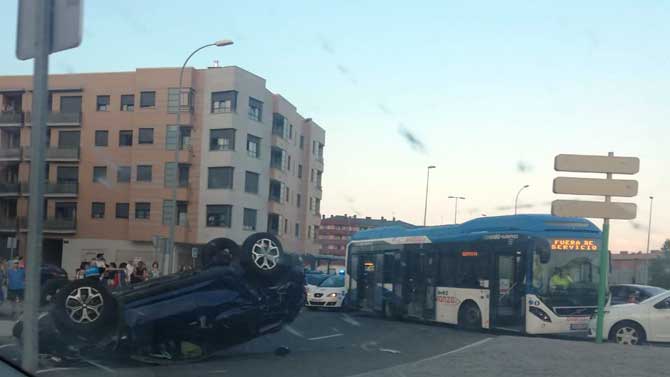 Accidente de un turismo y un autobús en la Carretera de Toledo.