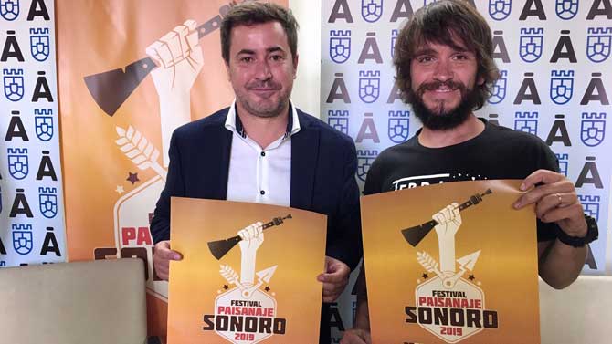 Jesús Martín y Juan Pablo López, con el cartel de 'Paisanaje sonoro'.