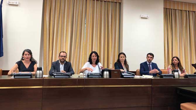 Manuel Hernández (segundo derecha), en el Congreso de los Diputados.
