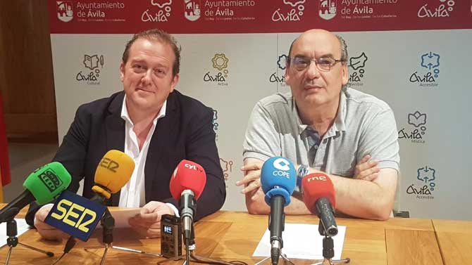 El concejal Ángel Sánchez y el director de la ronda, José María Muñoz Quirós.