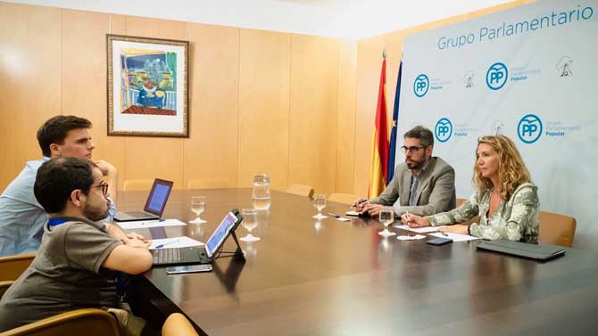 Alicia Garc&iacute;a con representantes del CERMI.