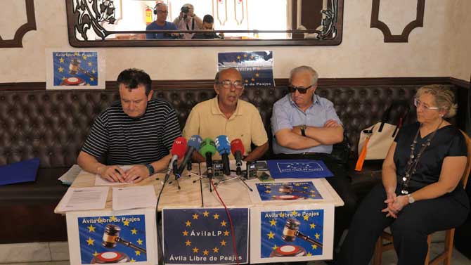 Ángel Zancajo (izquierda) y Julio Huerta (segundo izquierda) en la rueda de prensa de Ávila Libre de Peajes.