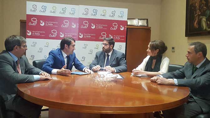 El consejero de Fomento con el alcalde de Ávila en el Ayuntamiento.